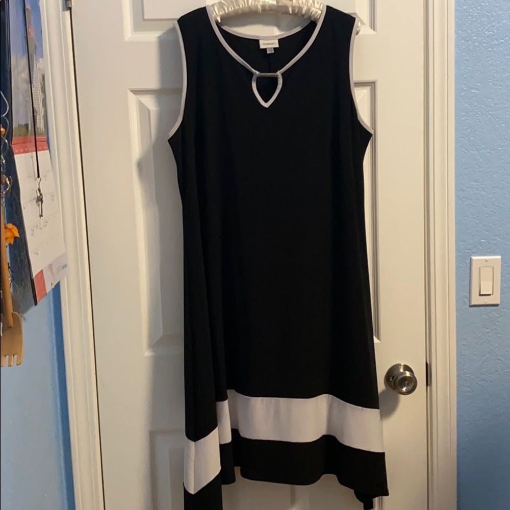 Black and white avenue dress.